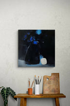 Petit tableau encadré bleu nuit : vase sombre et petit pot blanc