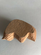Petit socle sculpté beige avec dessus brun, relief ondulé en stries