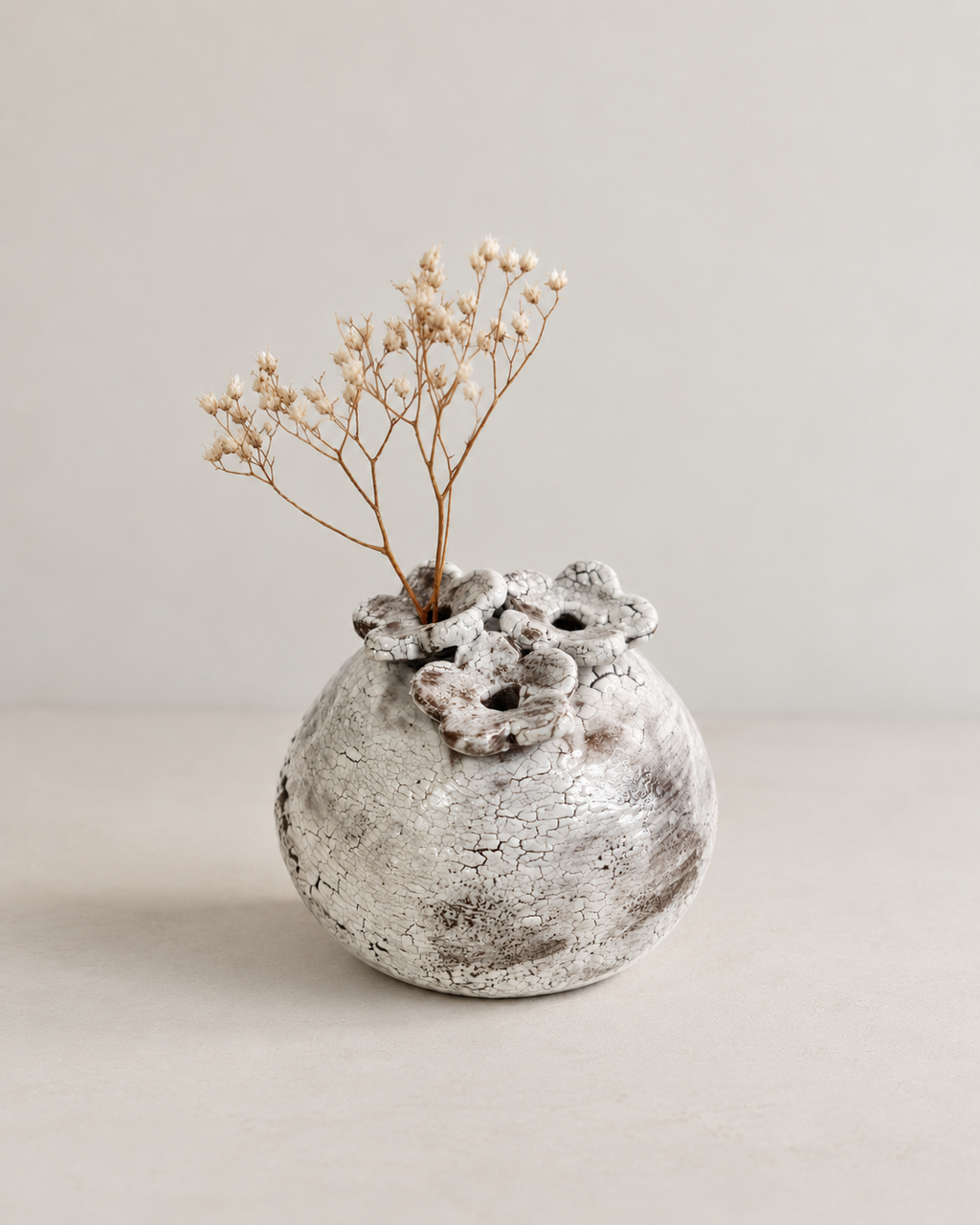 Petit soliflore Fleurs d'ombre en porcelaine et terre noire, pièce unique faite main par Cirine