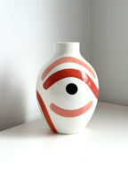 Petit vase buste blanc avec motif visage rouge corail et large ligne.