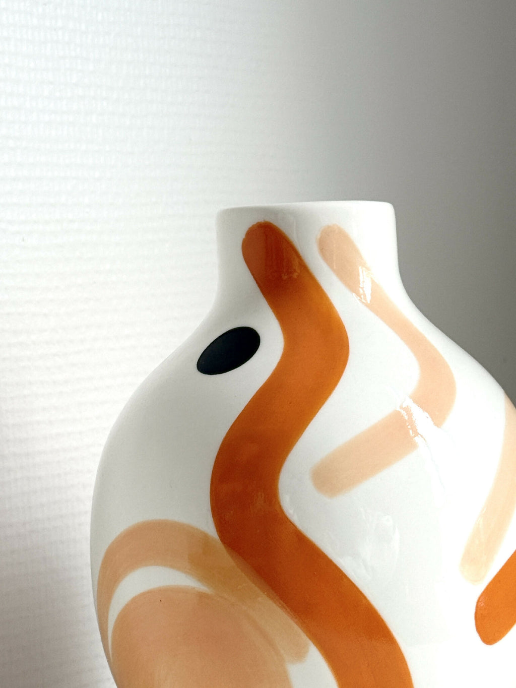 Petit vase blanc avec motif corail stylisé et formes abstraites