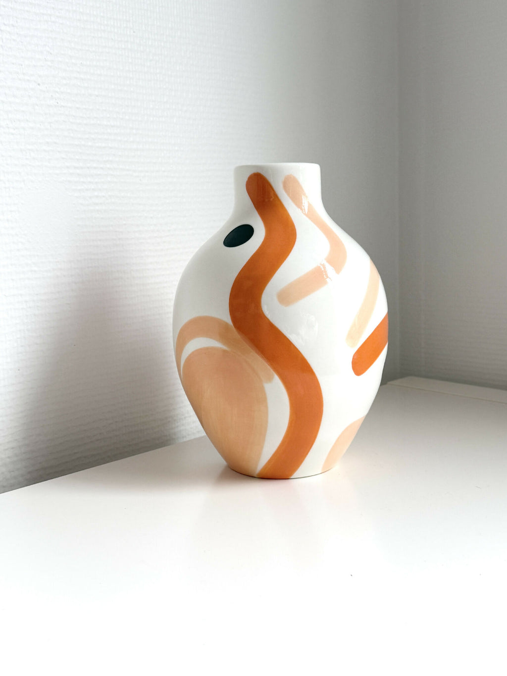Petit vase buste en céramique blanc, motif orange/ocre avec œil noir