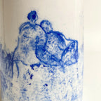 Motif bleu d’un couple méditant sur petit vase en céramique blanc