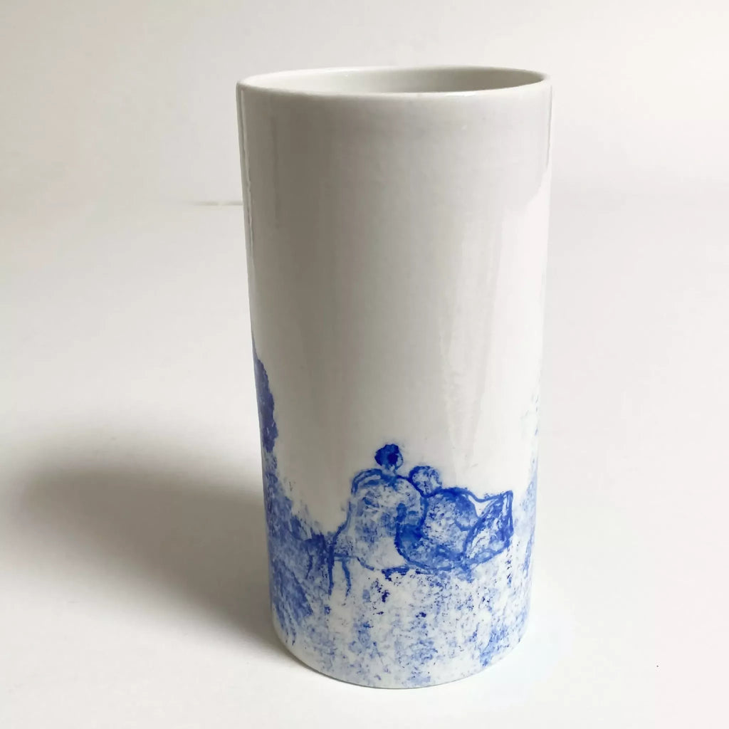 Petit vase en céramique blanc avec couple méditant en bleu au centre