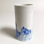Petit vase en céramique blanc avec couple méditant en bleu au centre