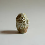 Petit vase ROC en céramique texturée beige clair, vue de côté.