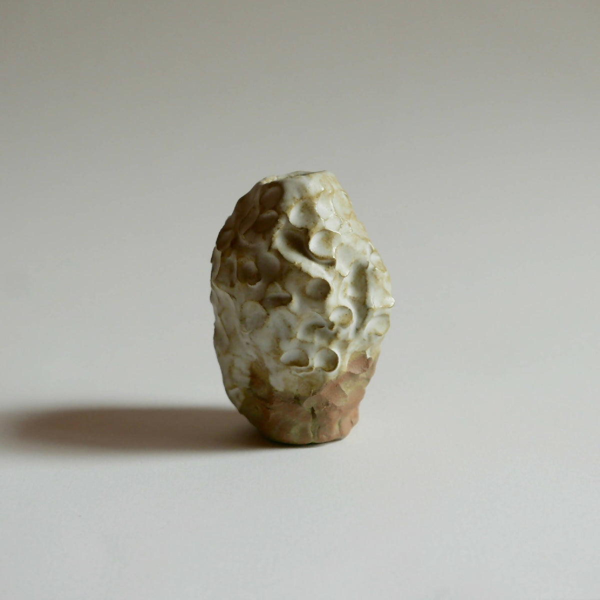 Petit vase ROC en céramique texturée beige clair, vue de côté.