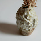 Petit vase ROC en céramique texturée, ouverture en haut et brins secs.