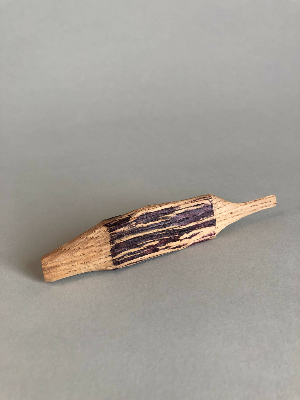 Petite forme en bois peinte, baguette allongée avec rayures foncées et claires