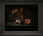 Tableau nature morte encadré avec figues et branches de figuier sur socle sombre