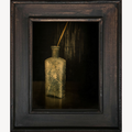 Nature morte encadrée avec bouteille ancienne jaune, tige dorée au bouchon.
