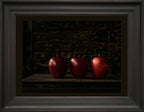 Nature morte encadrée : trois pommes rouges sur une table