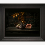 Tableau nature morte encadré montrant figues entières et figue tranchée sur socle sombre