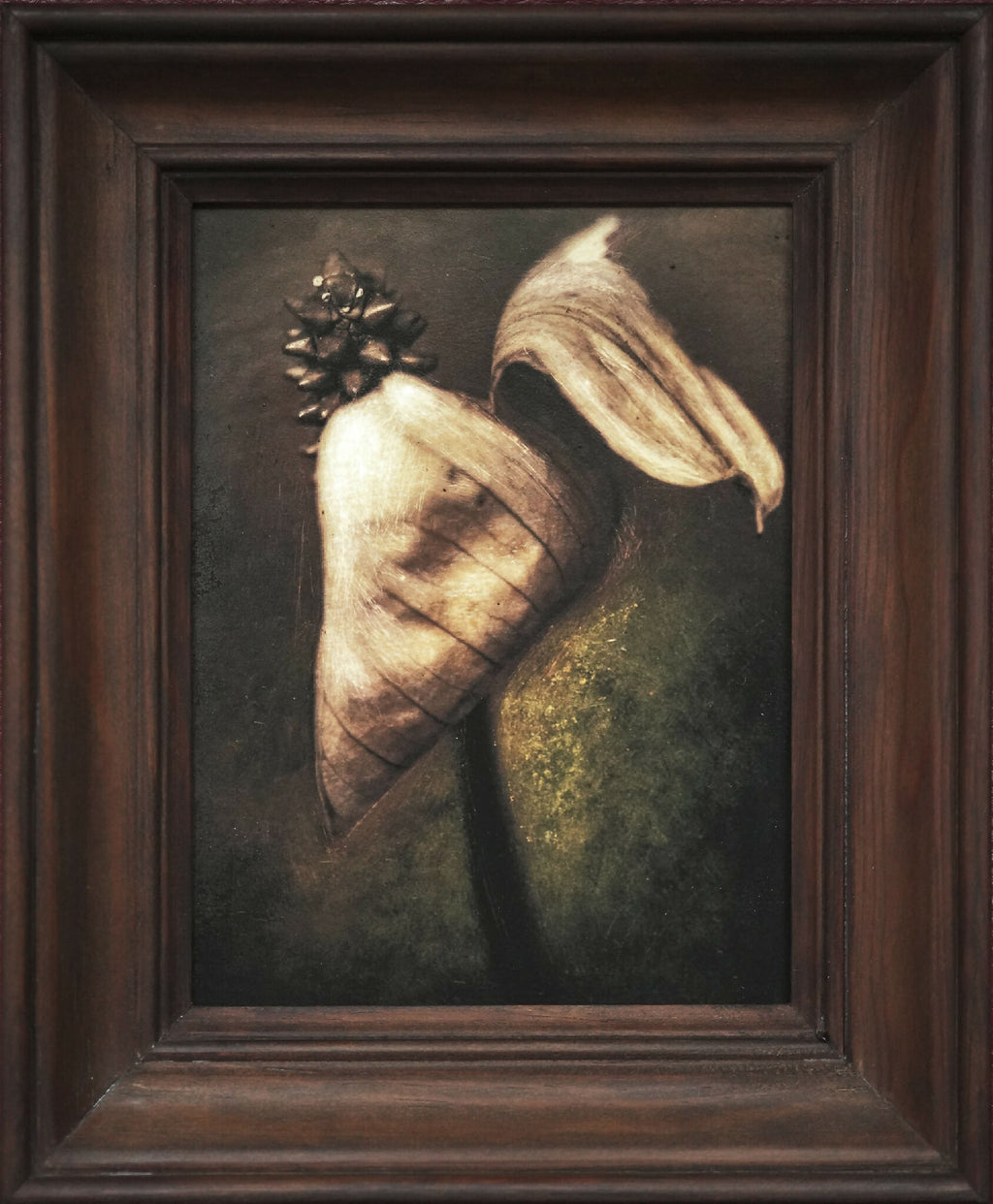 Tableau encadré : corolle beige et tige avec petit bouquet noir sur fond sombre.