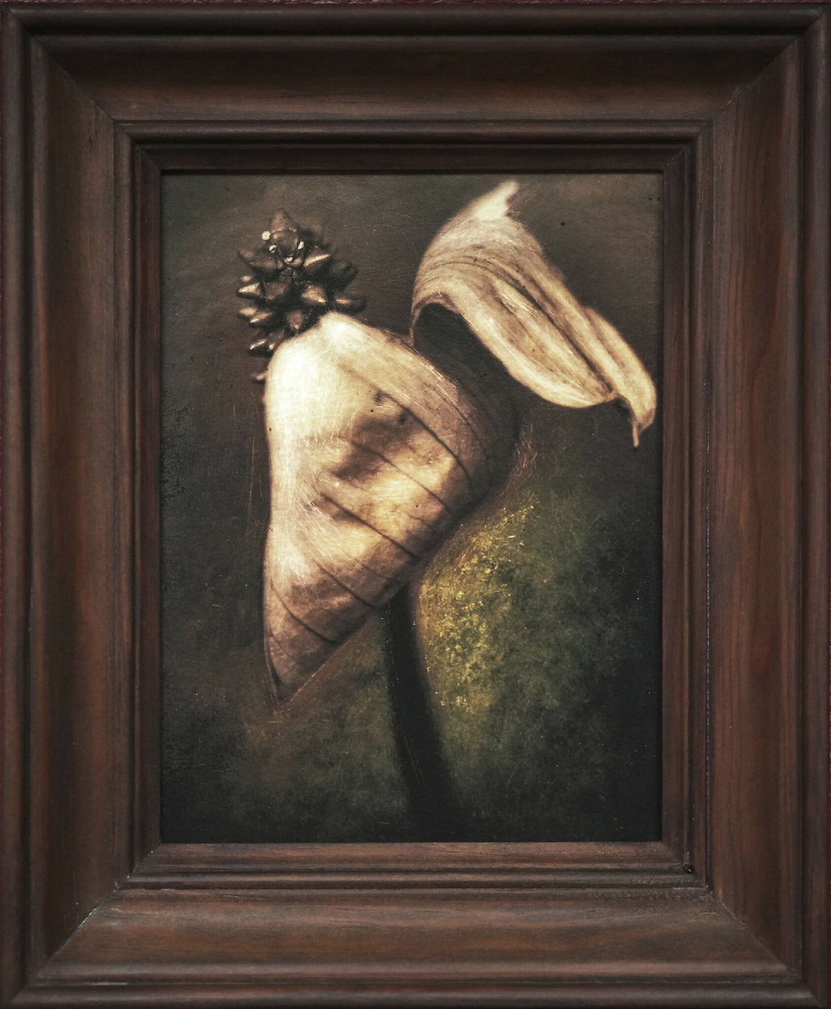 Tableau encadré : corolle beige et tige avec petit bouquet noir sur fond sombre.