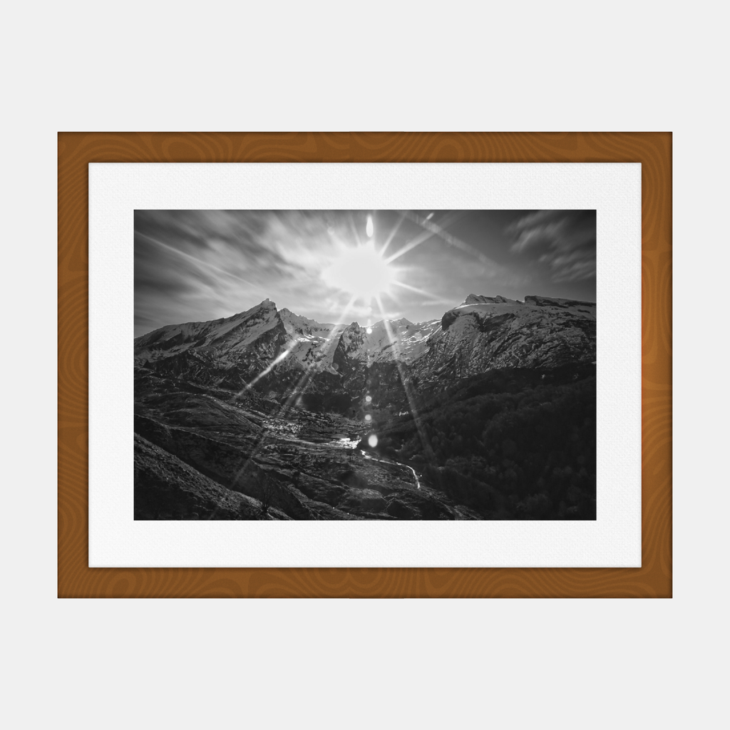Photographie du massif du Gabizos dans un cadre brun, paysage montagneux noir et blanc