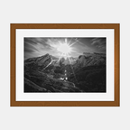 Photographie du massif du Gabizos dans un cadre brun, paysage montagneux noir et blanc