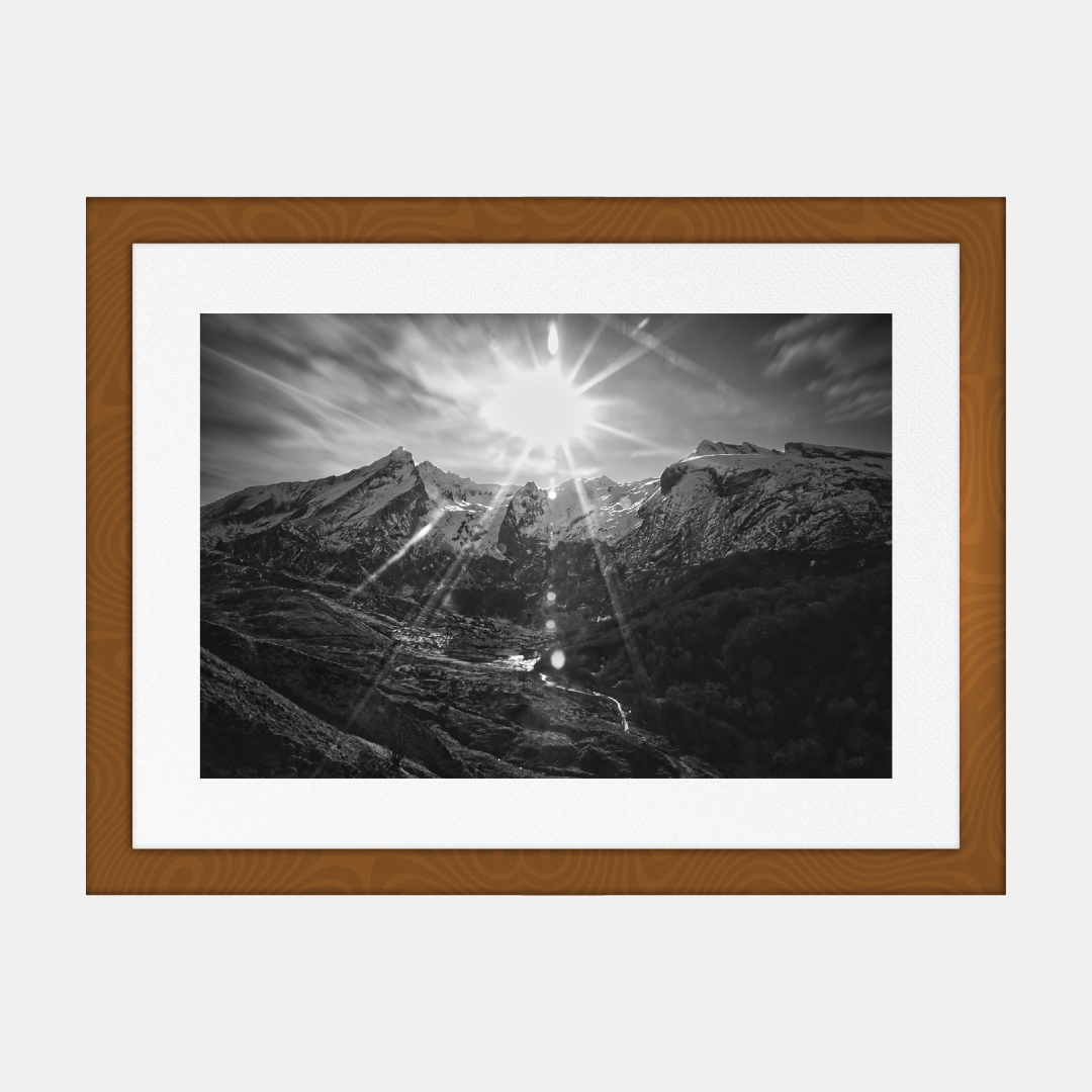 Photographie du massif du Gabizos dans un cadre brun, paysage montagneux noir et blanc