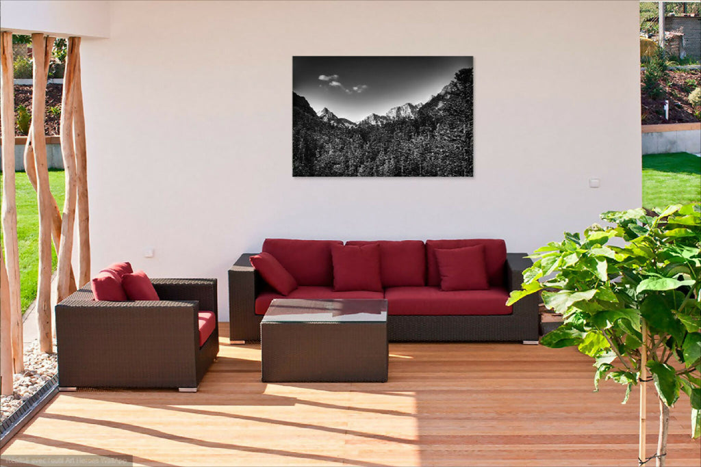 Photographie du massif du Vignemale encadrée, paysage noir et blanc de montagnes.
