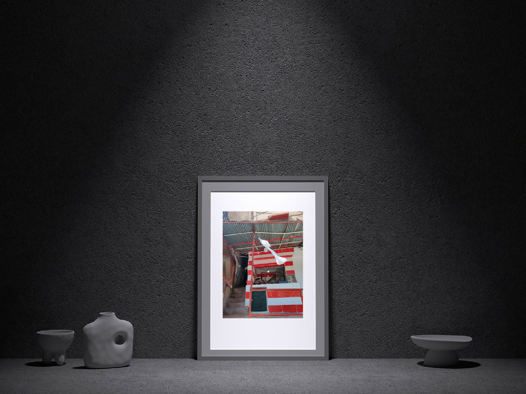 Photographie encadrée rouge : vue centrale d’une structure rouge et noire