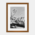 Photographie encadrée, cadre brun, montagnes enneigées en noir et blanc