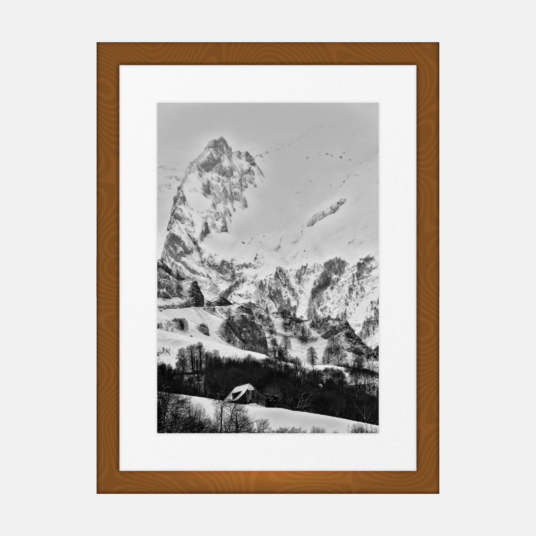 Photographie encadrée, cadre brun, montagnes enneigées en noir et blanc