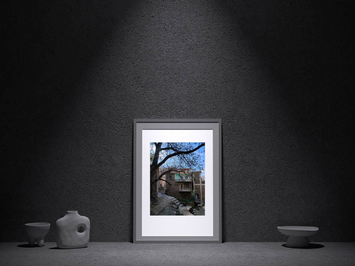 Photographie encadrée, paysage turquoise et ruelle en pierre, format vertical.