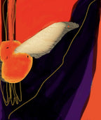 Photographie d’une scène : tissu violet drapé avec bordure dorée et oiseau orange