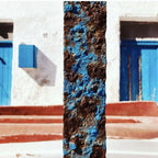 Livre de photographies : pilier peint avec texture bleue et brune, devant un bâtiment.