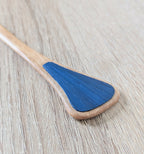 Pic à chignon en bois avec insert de paille bleue en forme de goutte