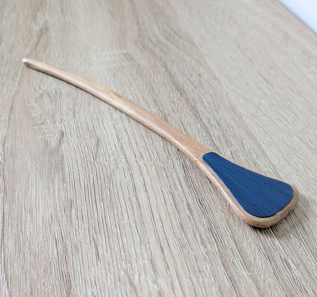 Pic à chignon en bois, extrémité arrondie et insert paille bleue