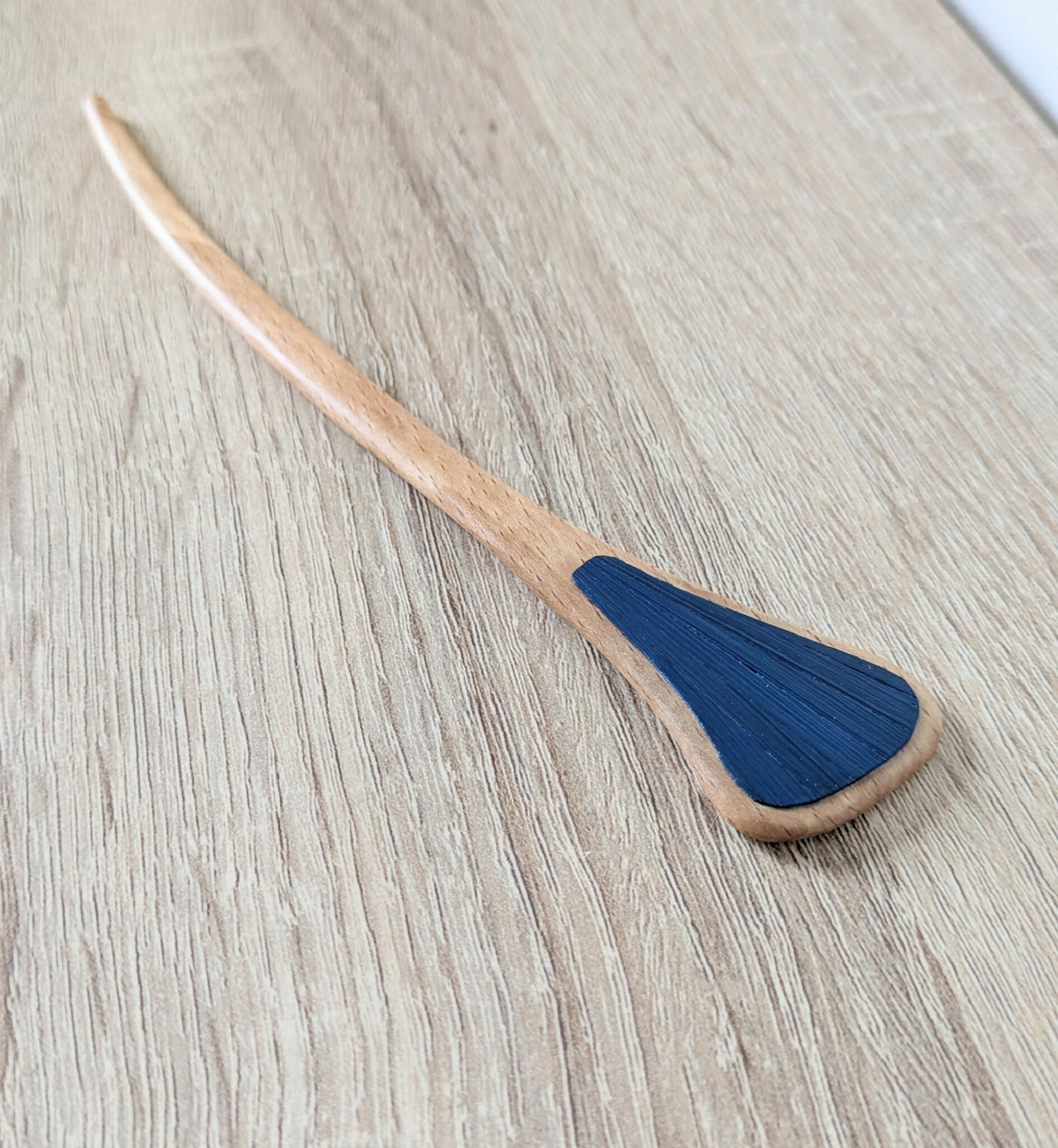 Pic à chignon en bois, tête courbée avec marqueterie paille bleue