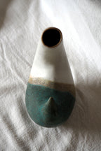 Pichet en céramique bicolore blanc et turquoise, col ouvert sombre, bande dorée