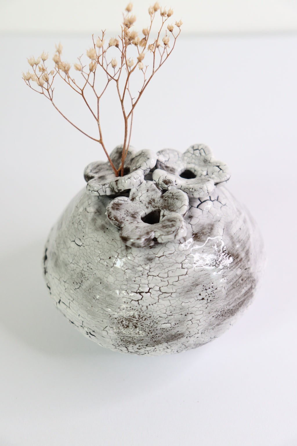 Petit soliflore “Fleurs d’ombre” en Porcelaine & Terre Noire — Pièce Unique
