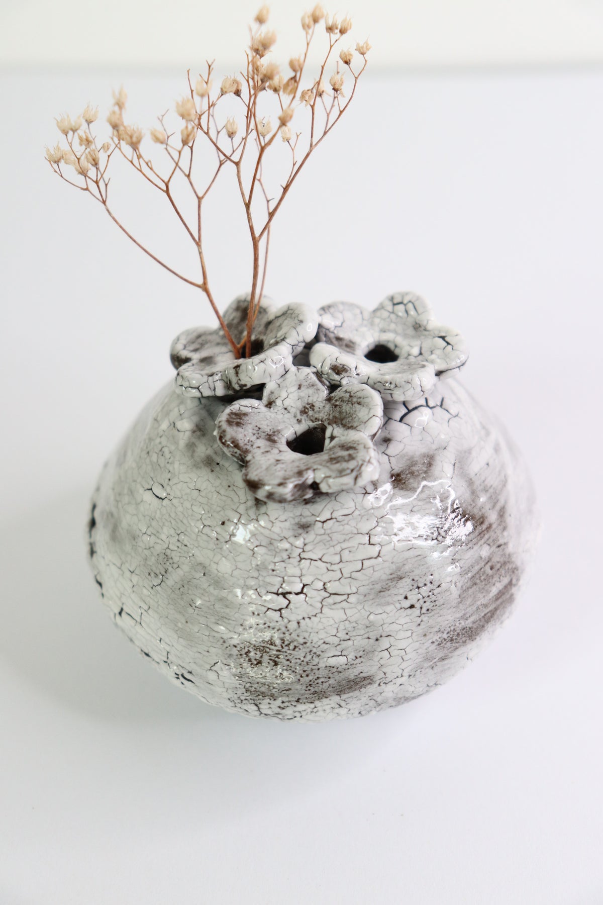 Petit soliflore “Fleurs d’ombre” en Porcelaine & Terre Noire — Pièce Unique