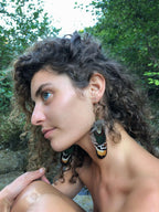 Boucles d’oreilles plumes de jaguar portées, pampilles motif brun, vert et noir