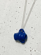 Pendentif en porcelaine bleue de forme irrégulière sur chaîne en argent.