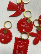Lot de porte-clés rouges à anneaux dorés : fleurs, cœurs et formes gouttes