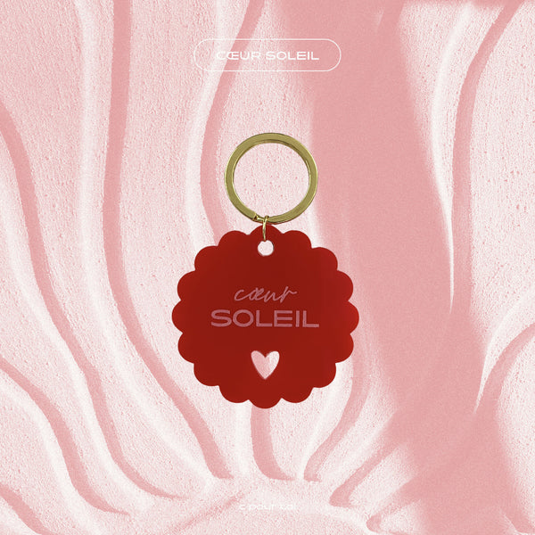 Porte-clés rouge en forme de soleil, anneau doré, cœur au centre