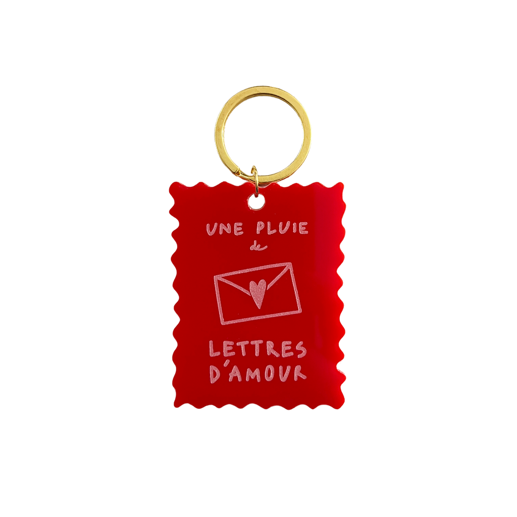 Porte-clés rouge « Une pluie de lettres d’amour » avec anneau doré.
