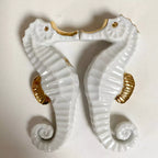 Porte-couverts hippocampe en porcelaine blanche, finition dorée, deux pièces.
