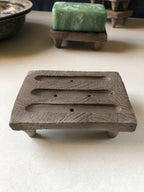 Porte-savon #4 en bois gris, vue dessus avec 3 rainures et petits trous
