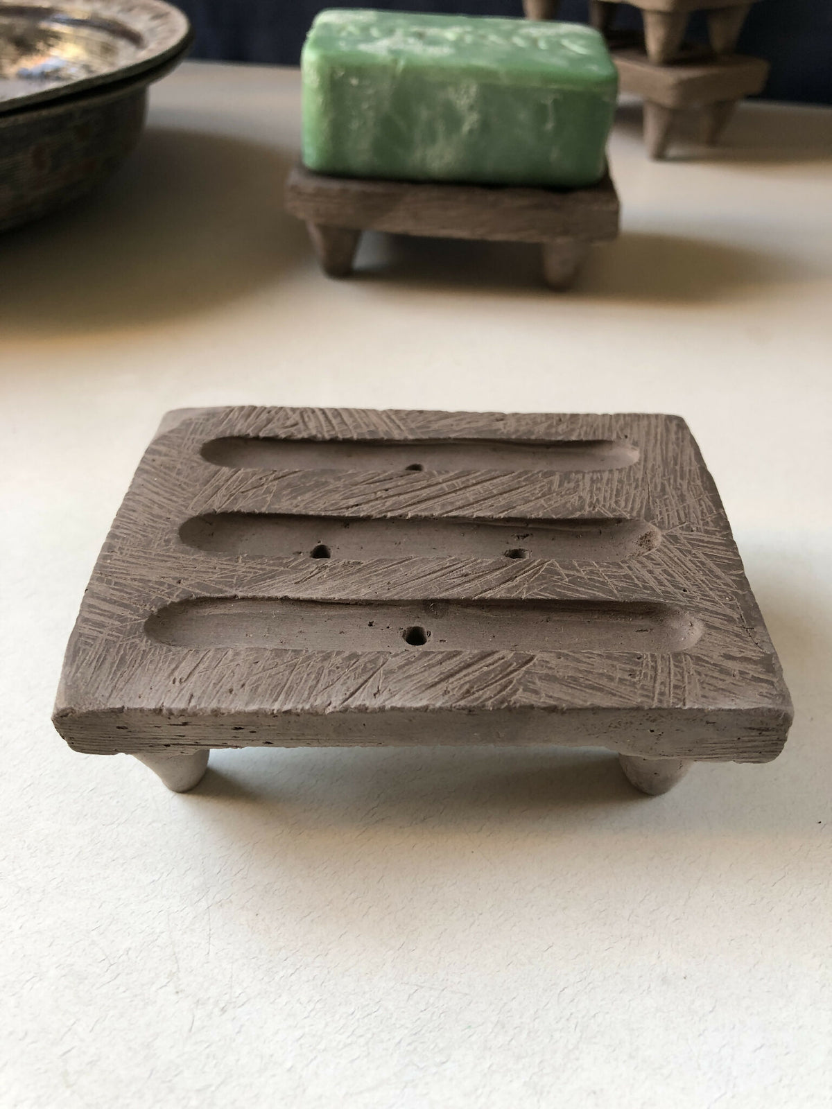 Porte-savon #4 en bois gris, vue dessus avec 3 rainures et petits trous