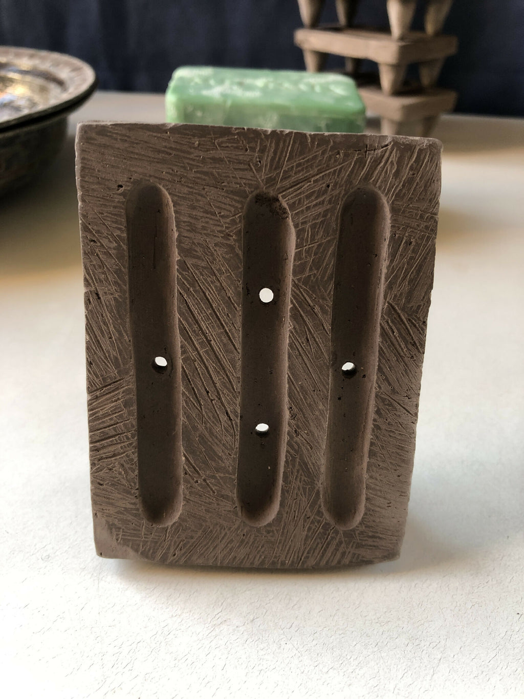 Porte-savon #4 en bois gris, paroi ajourée avec 3 ouvertures verticales