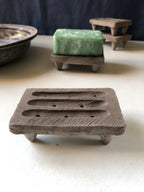 Porte-savon #4 en bois gris, plateau avec rainures, savon vert posé dessus