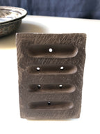 Porte-savon en bois sombre, face avec 4 rainures et 4 trous