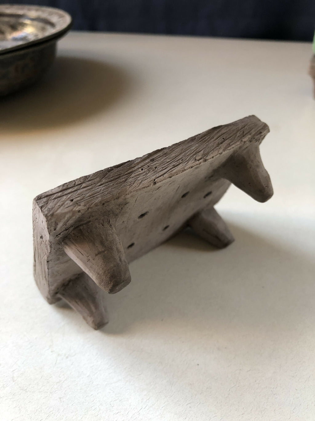 Porte-savon en bois sombre, vue en perspective avec fentes de pose