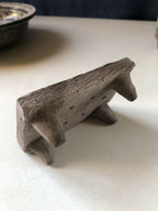 Porte-savon en bois sombre, vue en perspective avec fentes de pose