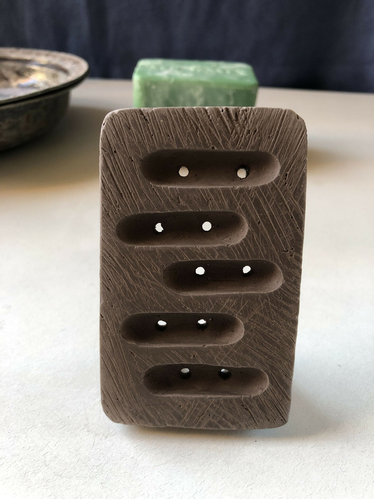 Porte-savon #7 en bois gris avec 4 évidements ovales perforés