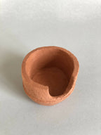 Petit pot en argile terracotta, vue de dessus avec ouverture latérale.